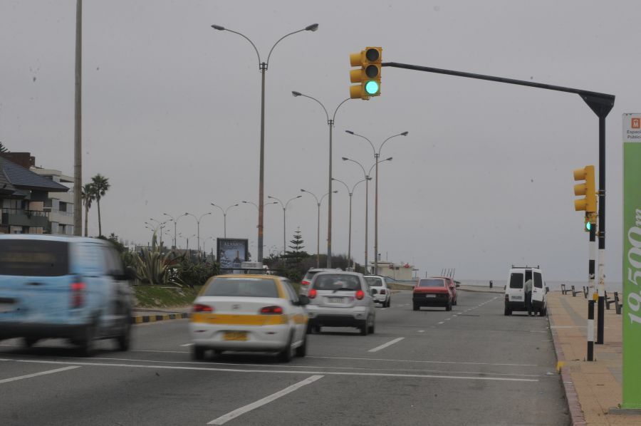 Tránsito por la rambla de Montevideo.