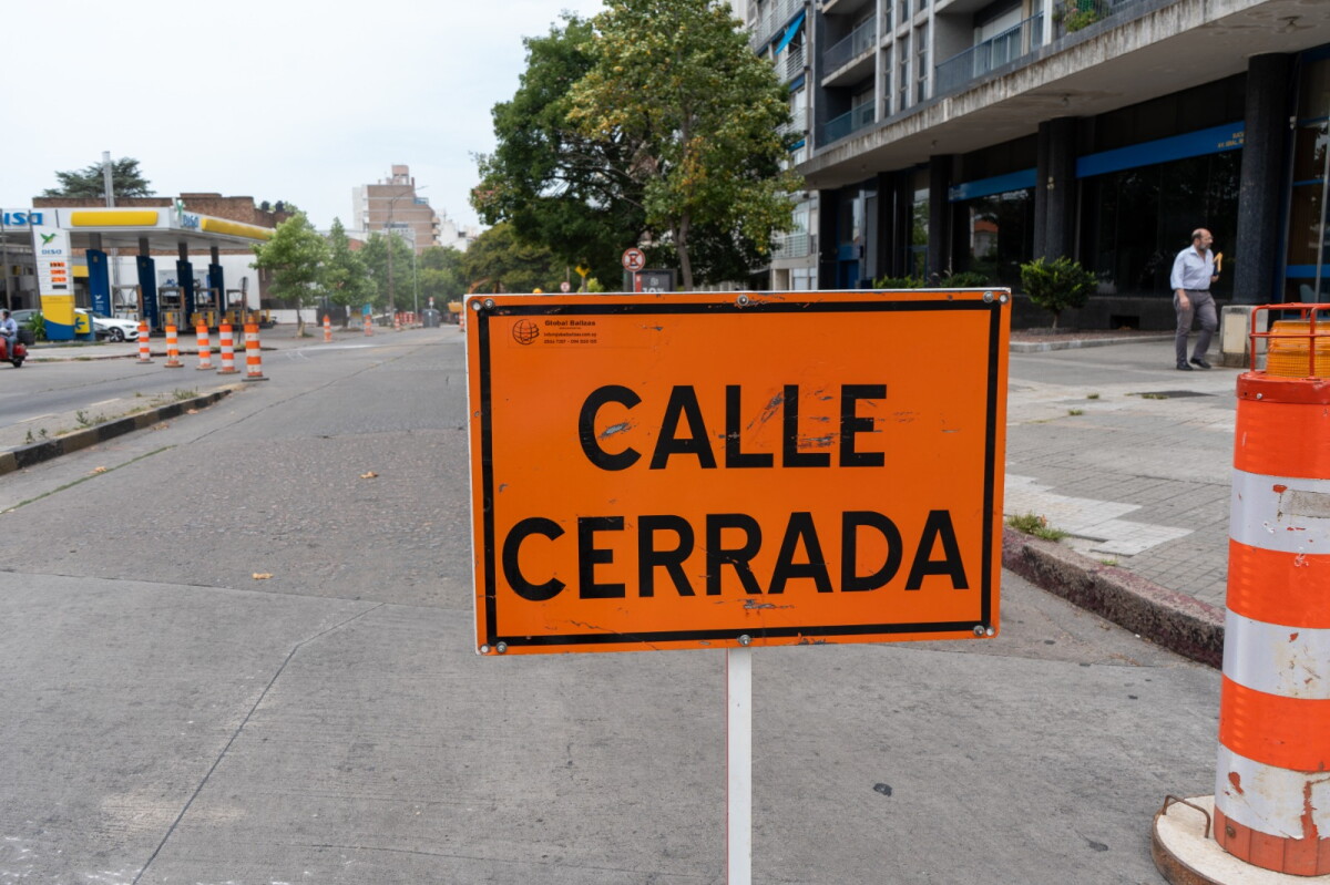 Personas trabajando en repavimentación de una calle
