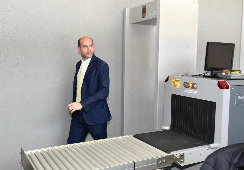 Martín Lema ingresando a Torre Ejecutiva para reunirse con Álvaro Delgado.