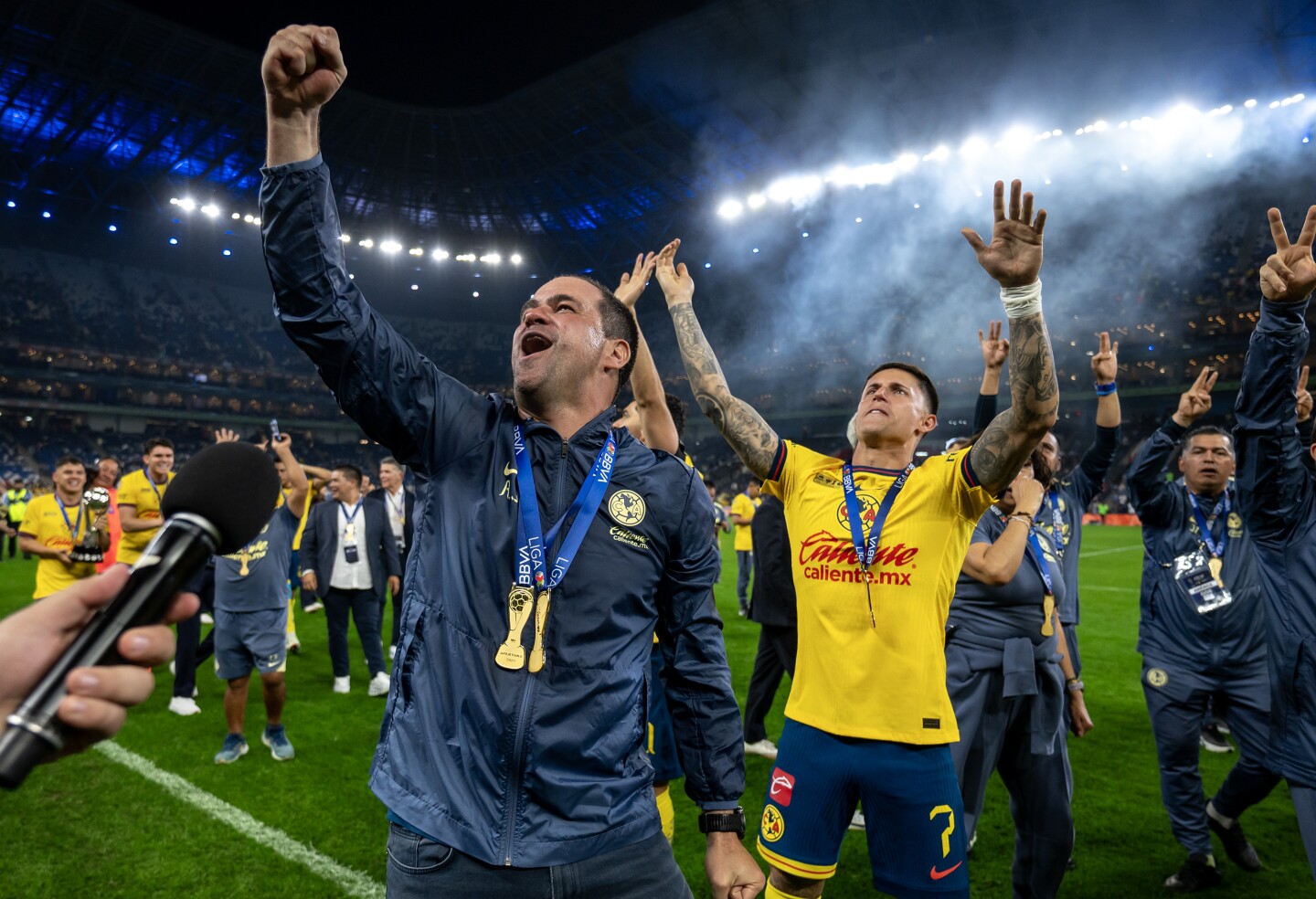 El entrenador André Jardine y el uruguayo Brian Rodríguez celebran el título del América en México.