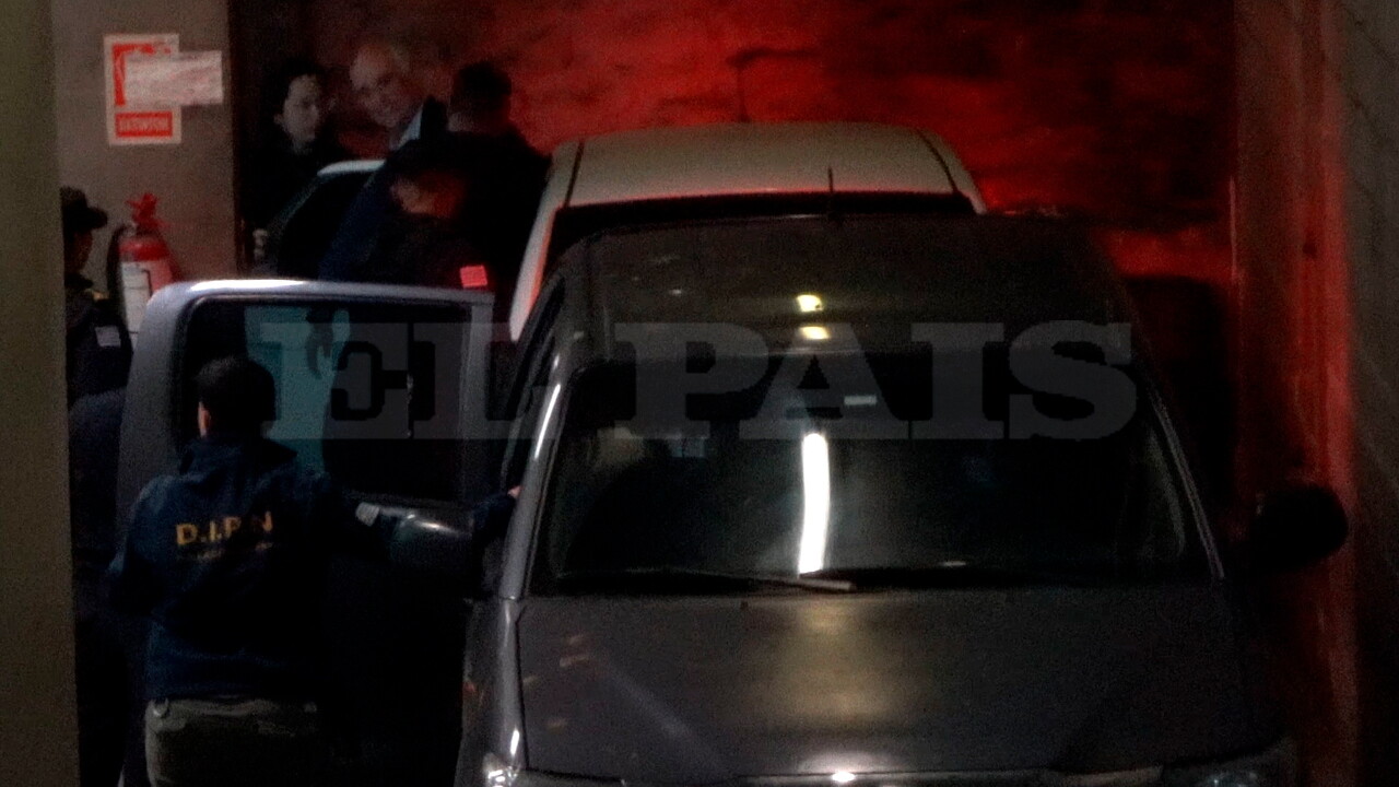 Gustavo Penades es trasladado tras ser formalizado por distintos delitos. Foto: Mateo Vázquez