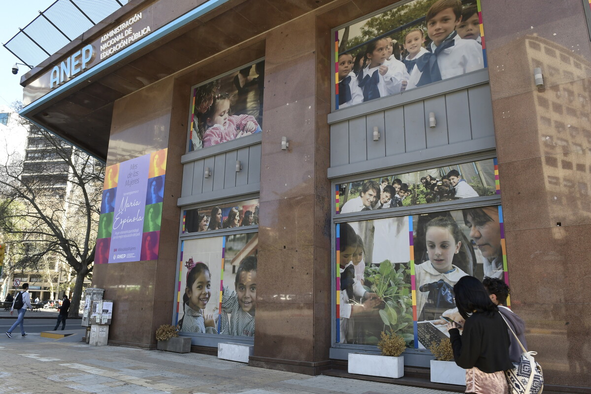 Fachada del edificio sede de la Administracion Nacional de Educacion Publica.