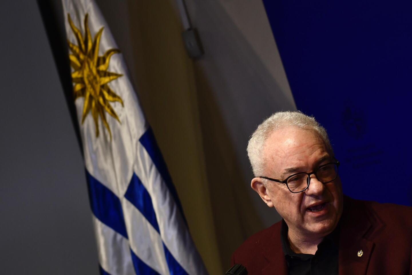 Mario Lubetkin, canciller uruguayo, en conferencia de prensa