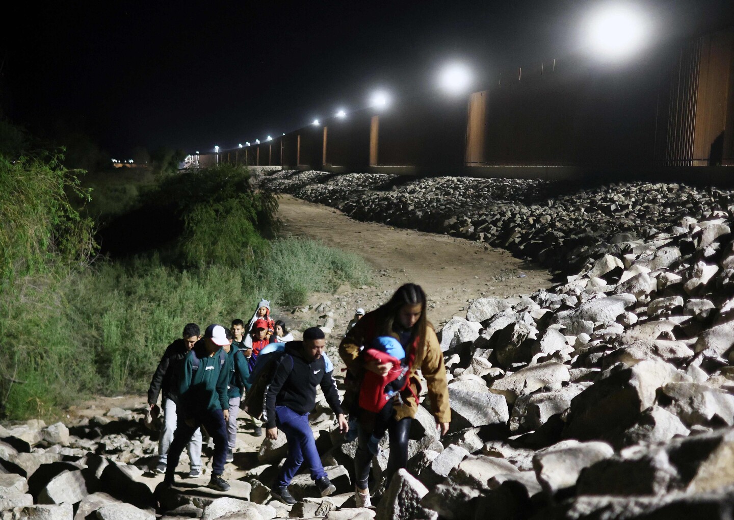 Un grupo de migrantes se acerca a la frontera con la esperanza de cruzar y pedir asilo en Estados Unidos.