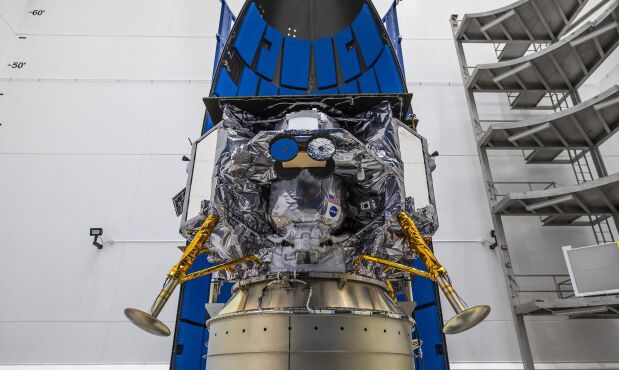Módulo de aterrizaje lunar Peregrine de Astrobotic, encapsulado en el cohete Vulcán de ULA.
