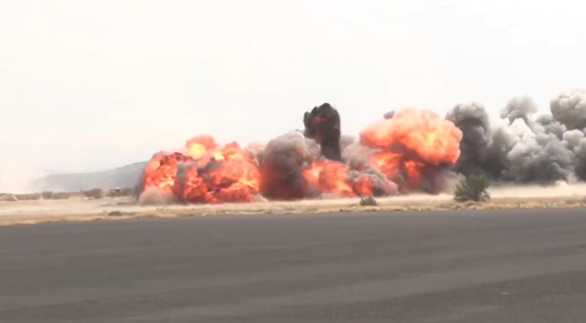 El momento del bombardeo en el aeropuerto de Saná durante los ataques.