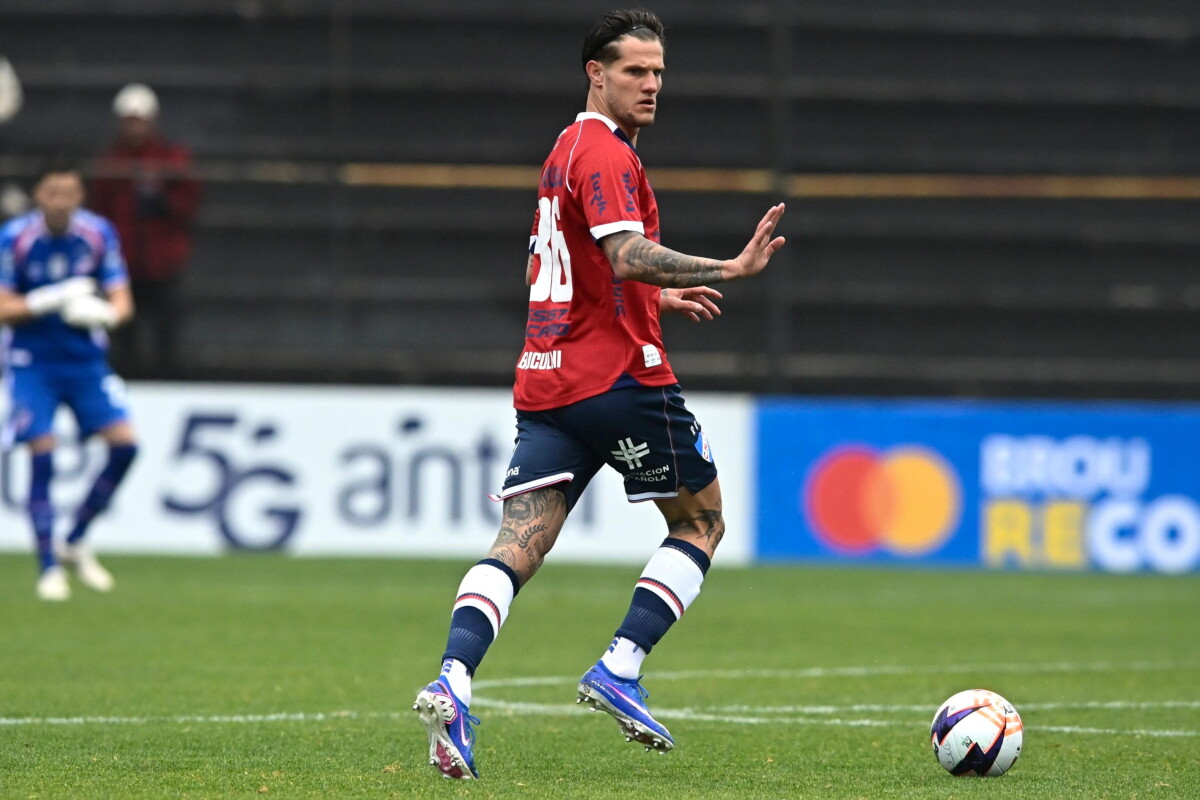 Bruno Zuculini con la pelota en el partido entre Danubio y Nacional.