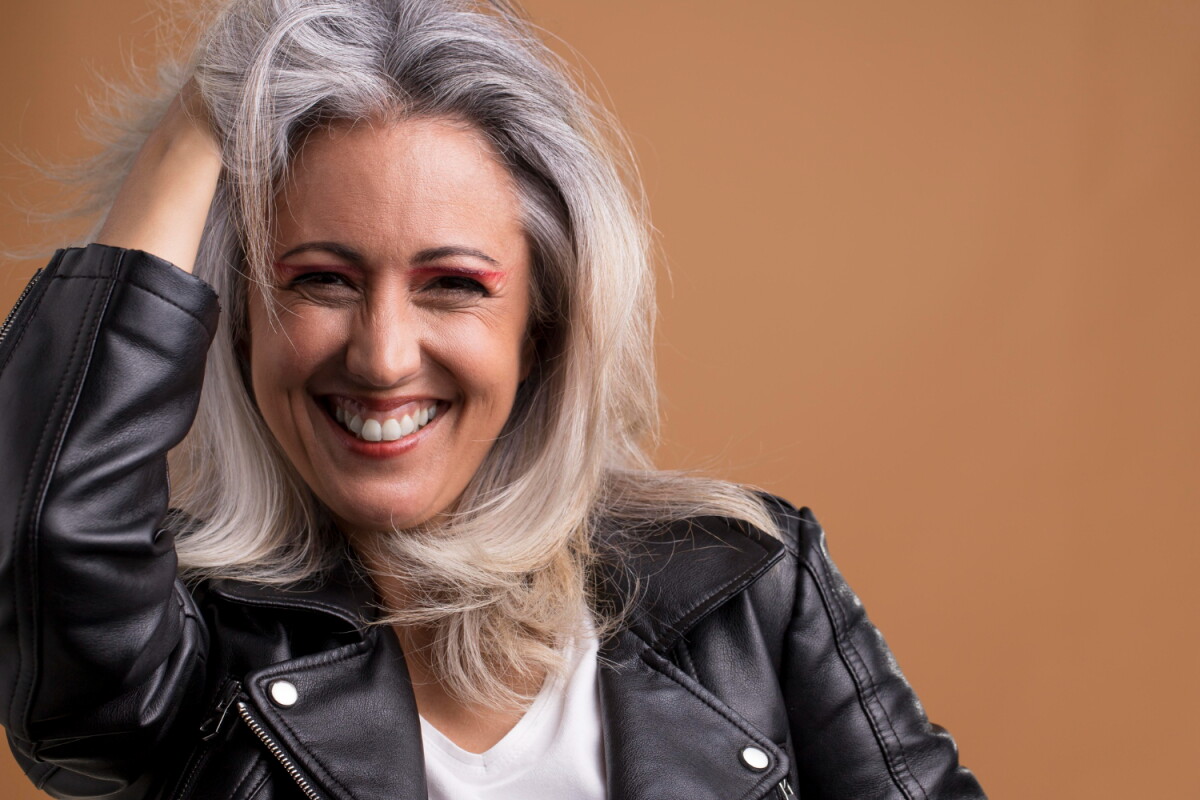 Mujer elige mostrar sus canas.