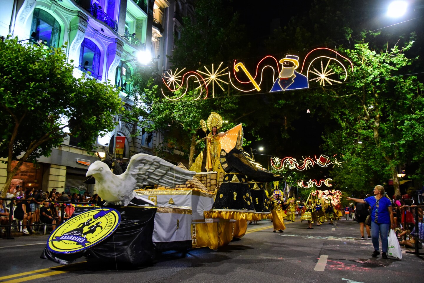 Los carros alegóricos fueron las estrellas de la noche en el desfile de Escuelas de Samba