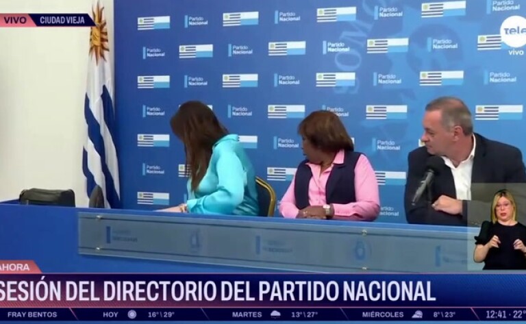Carlos Moreira se cae durante una conferencia del Directorio del Partido Nacional.