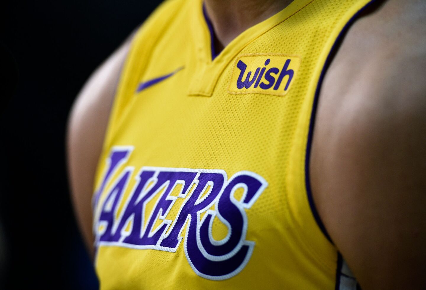 La camiseta de la prestigiosa franquicia de la NBA: Los Ángeles Lakers