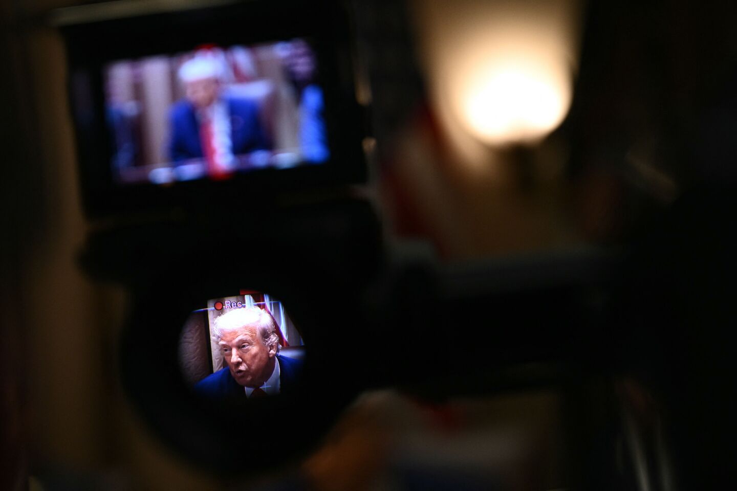 El presidente de Estados Unidos, Donald Trump, visto a través del visor de una cámara de video, habla durante una reunión del gabinete en la Sala del Gabinete de la Casa Blanca.