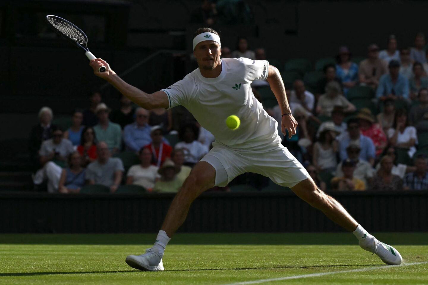 Alexander Zverev en pleno partido durante la primera ronda de Wimbledon.