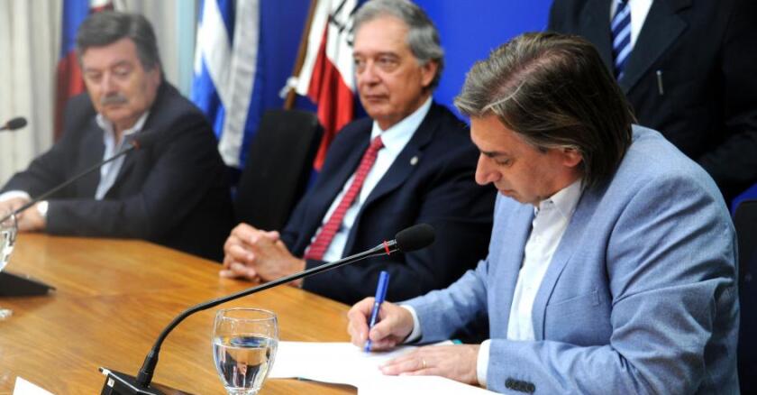 Firma. Julio Cardozo, Ministro Mattos y Juan Pablo Delgado.