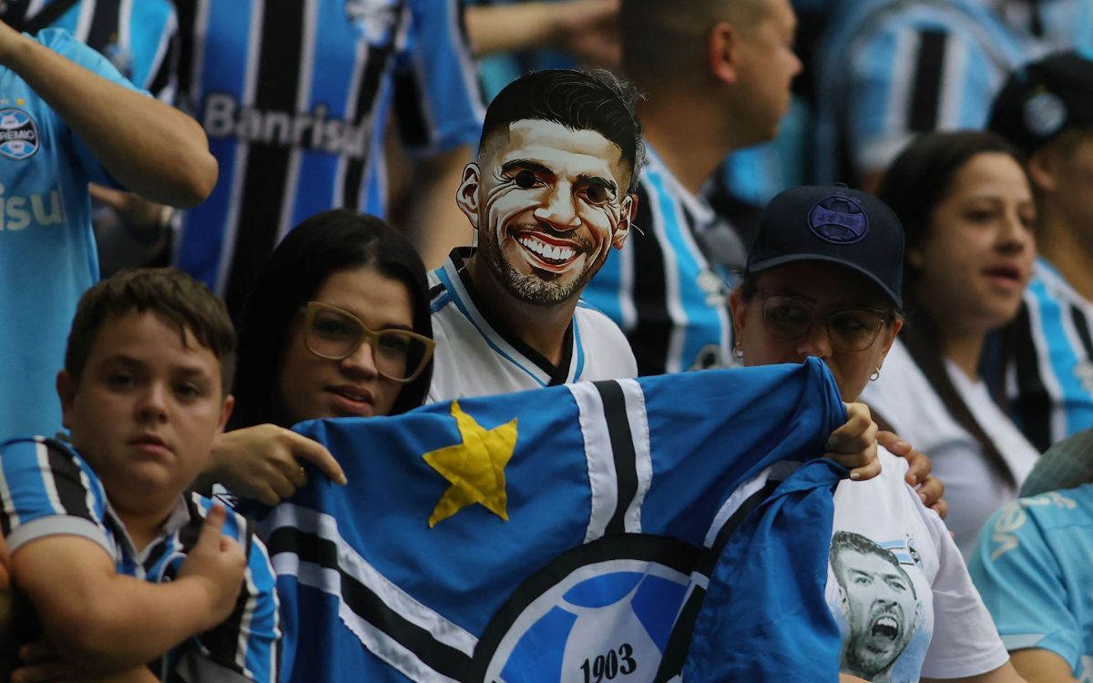 Los hinchas de Gremio con caretas de Luis Suárez.