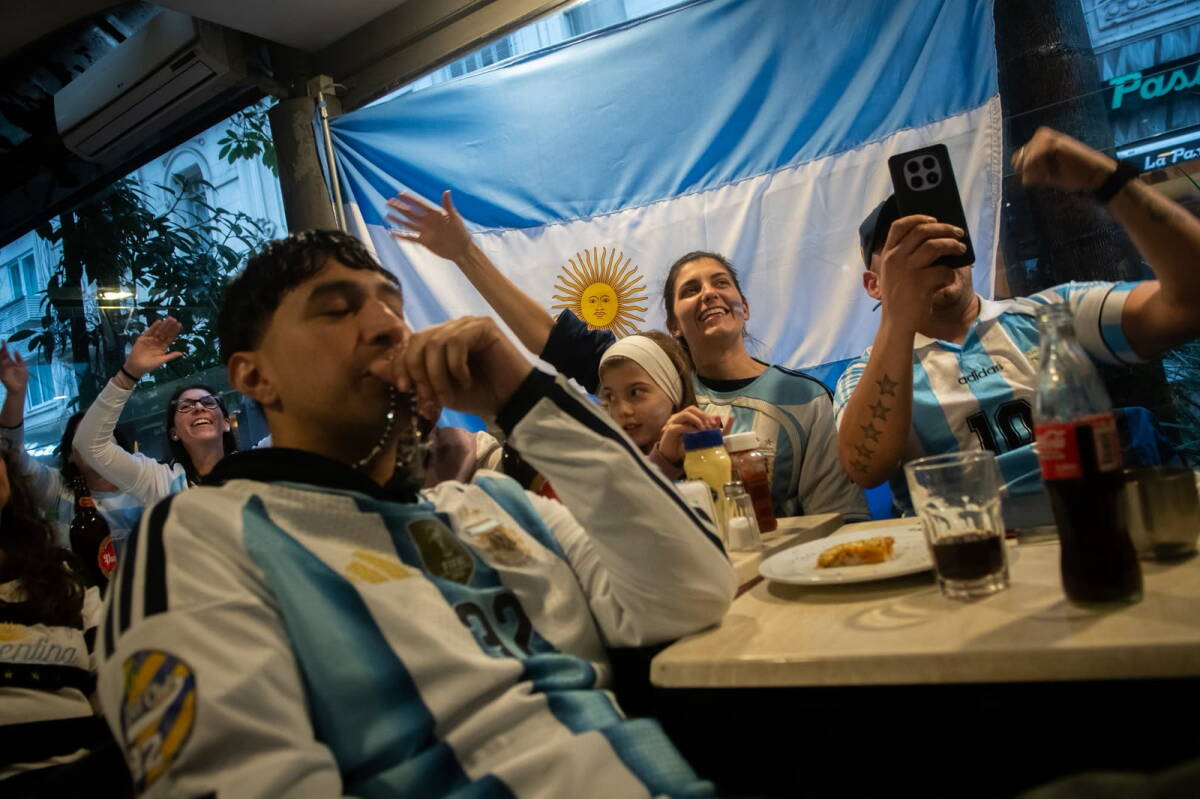Argentinos en Montevideo viendo la final del Mundial 2026 contra España.
