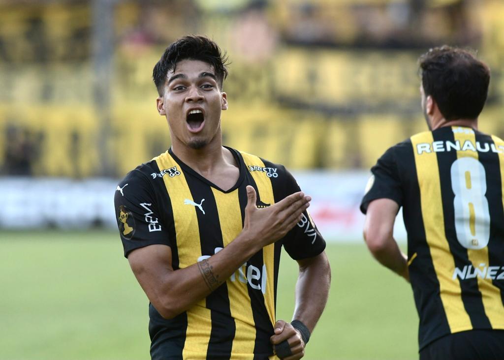 Matías Arezo celebra el gol en el Peñarol-Deportivo Maldonado.