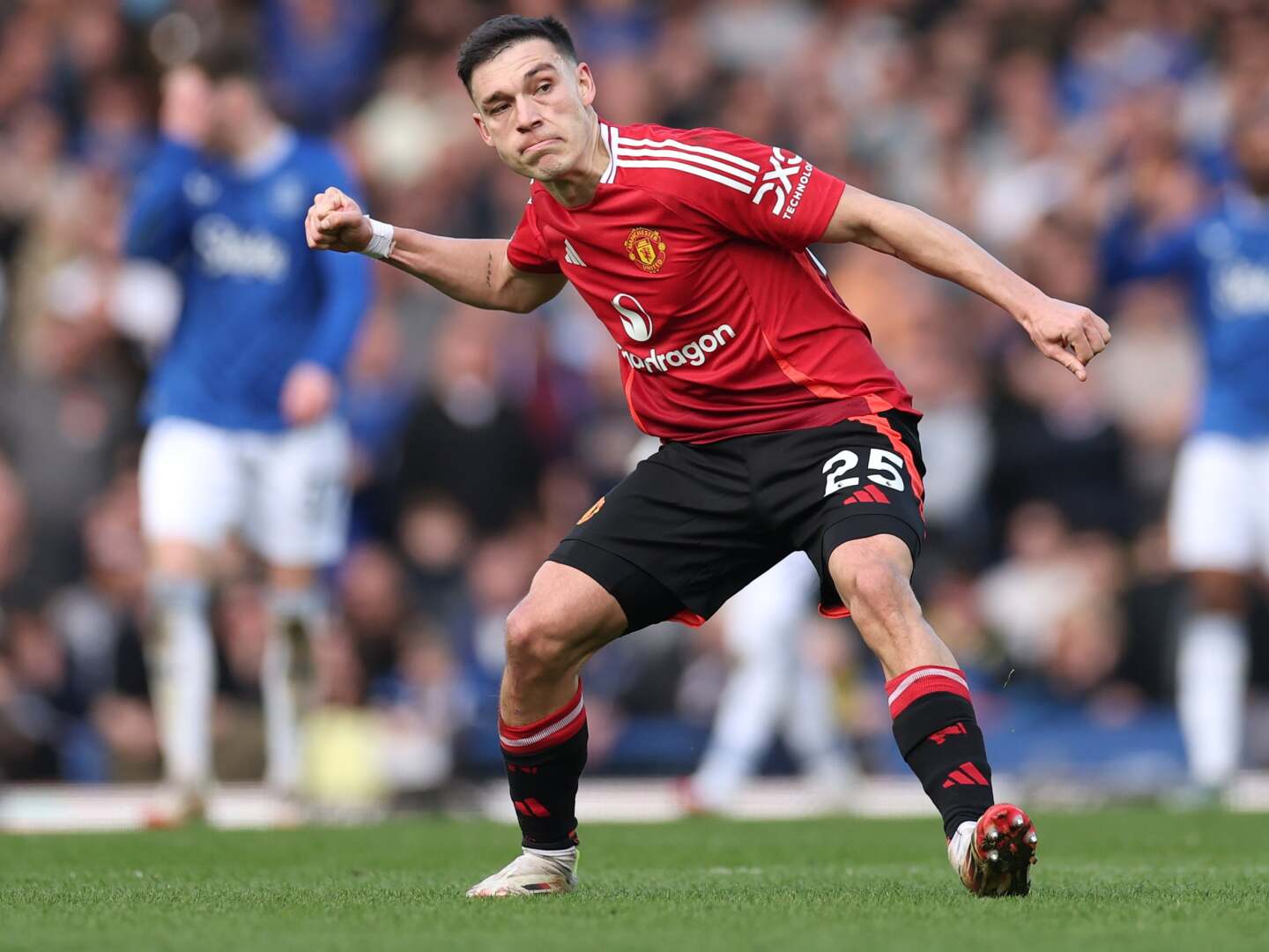 Manuel Ugarte celebra su gol con Manchester United frente al Everton por la Premier League.