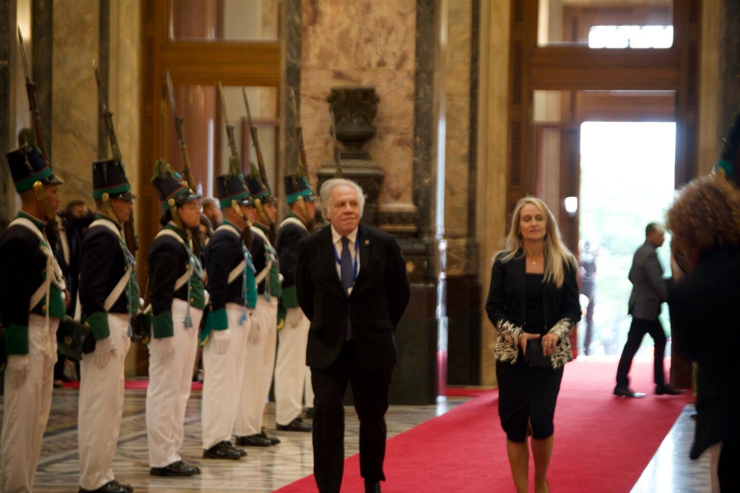 Luis Almagro en la asunción presidencial de Yamandú Orsi