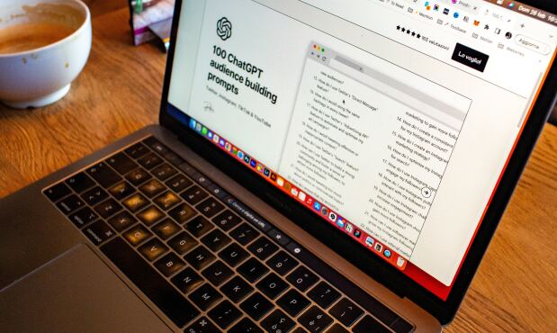 Web de ChatGPT abierta en una laptop