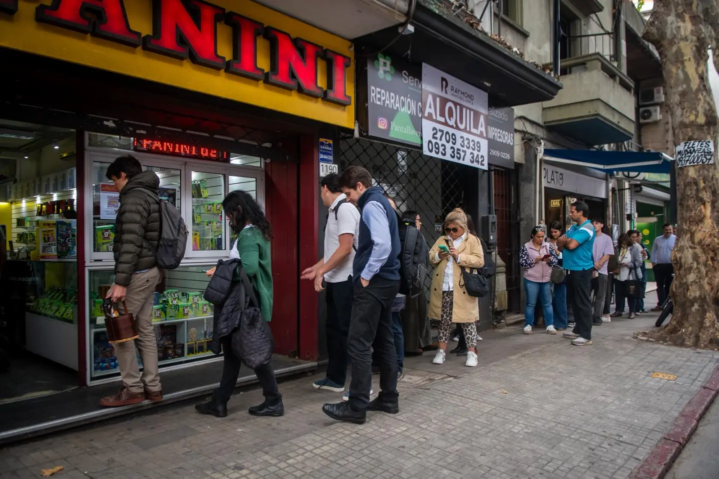 Fanáticos que compraron el álbum y las figuritas del Mundial 2026 en el local de Panini.