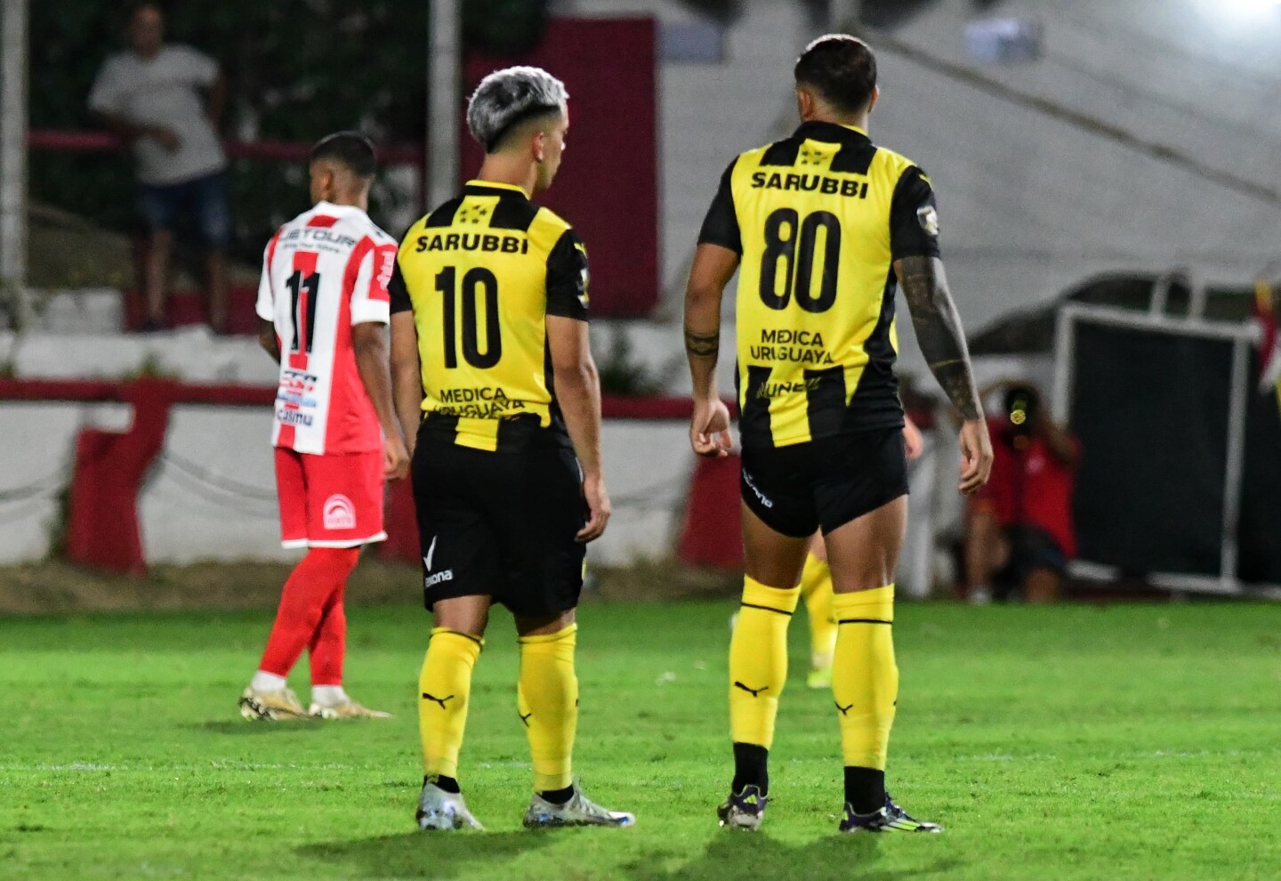 Leonardo Fernández y David Terans en el partido entre Peñarol y River Plate en el Parque Saroldi.