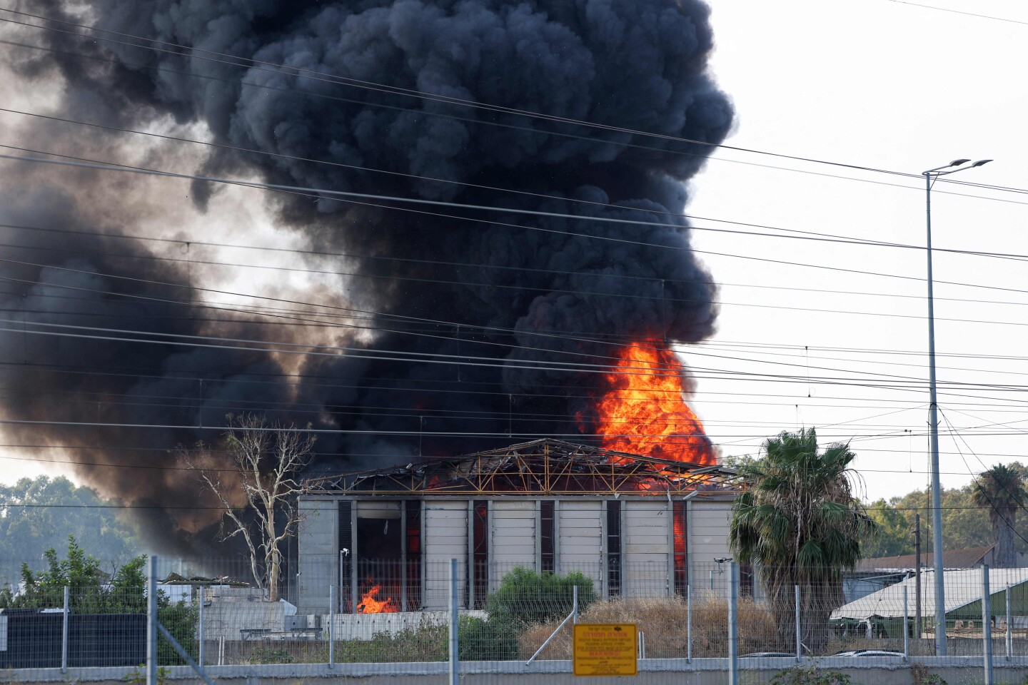 Se elevan columnas de humo de un incendio en un edificio en Herzliya, cerca de Tel Aviv, tras un nuevo bombardeo de cohetes iraníes.