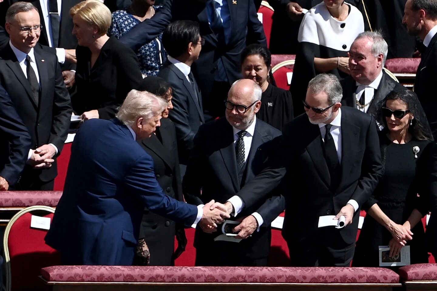 El presidente de Estados Unidos, Donald Trump, y su esposa, Melania, estrechan la mano del presidente de Estonia, Alar Karis, y del rey Felipe VI de España y su esposa, la reina Letizia de España