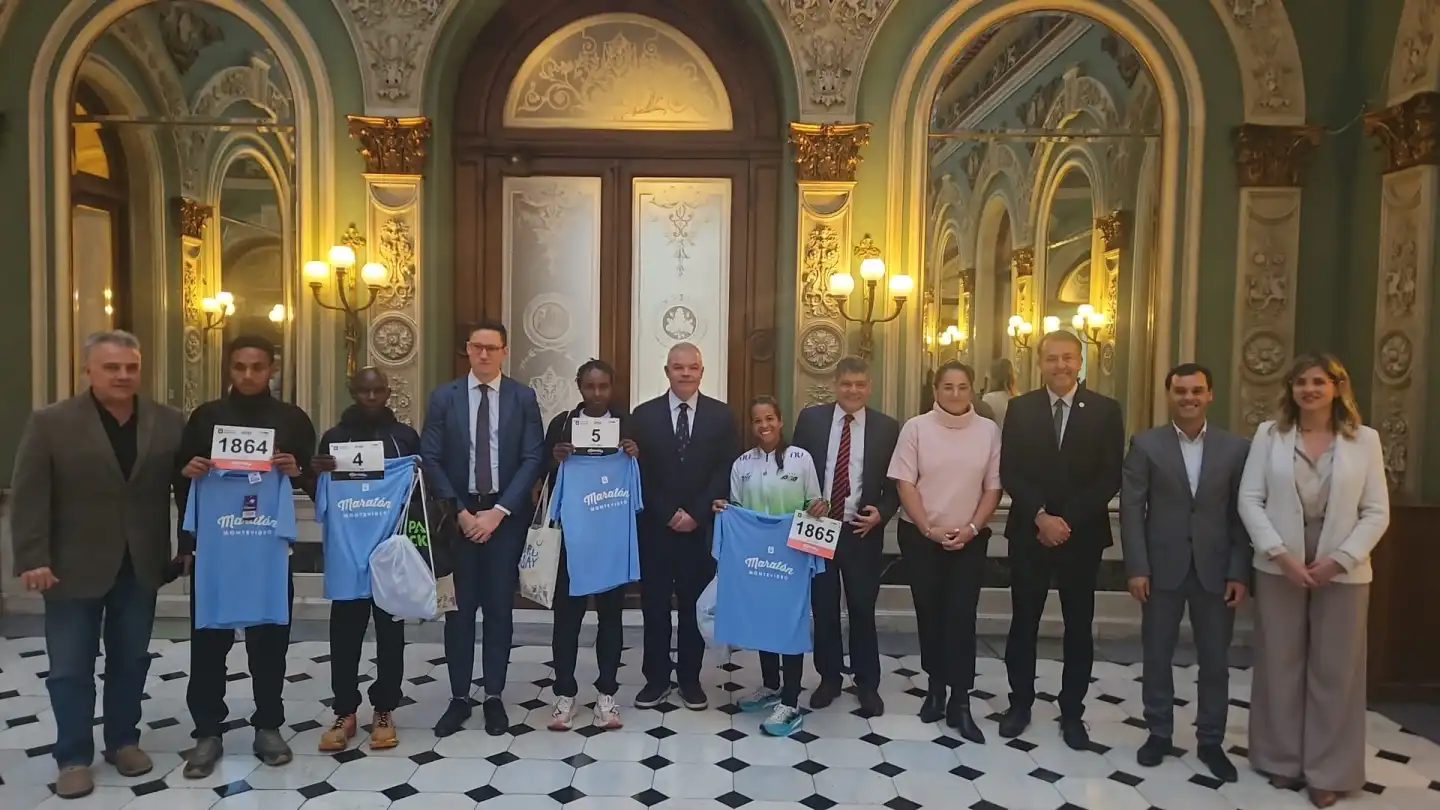 Presentación de los atletas invitados a la Maratón de Montevideo