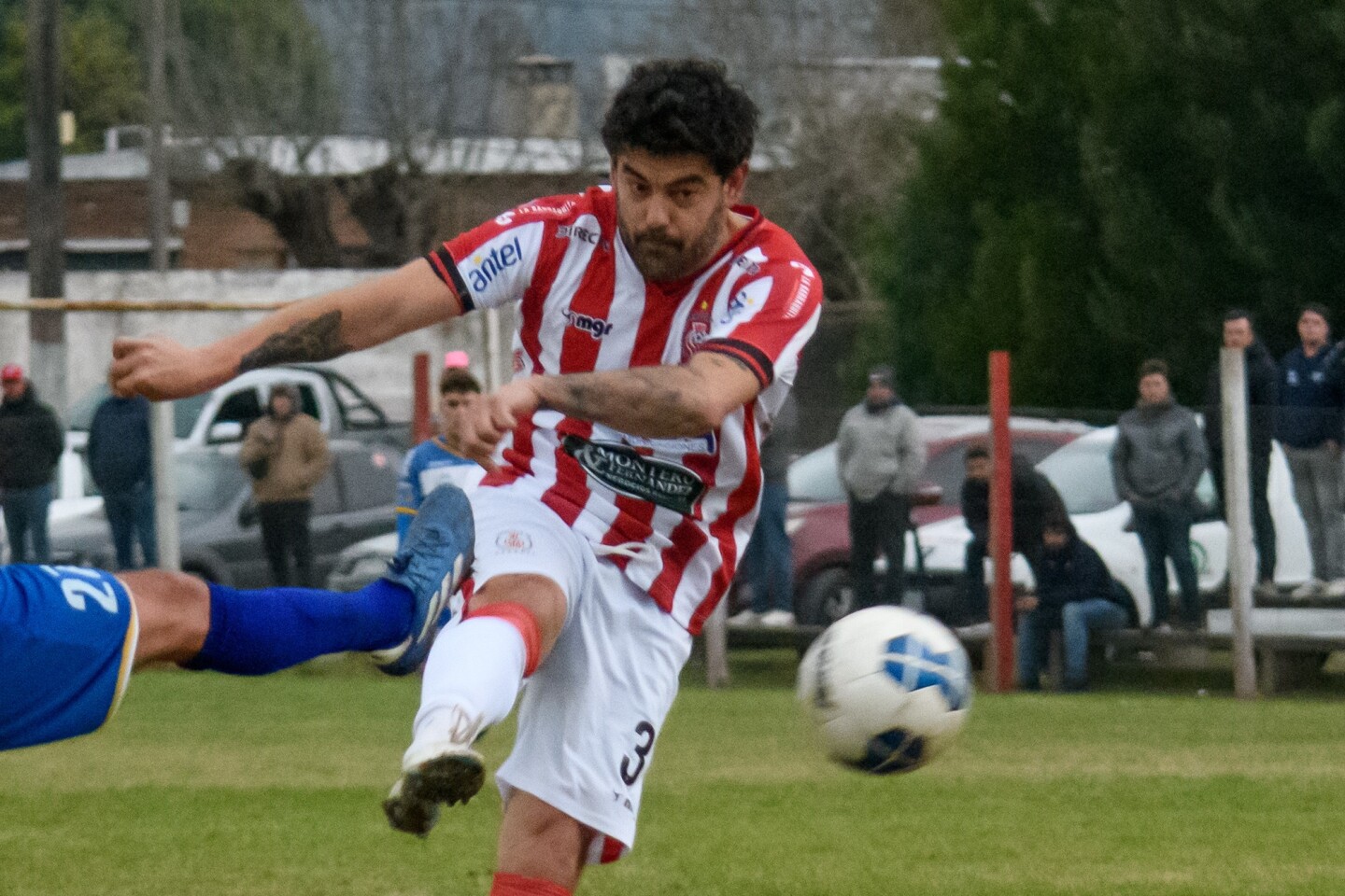 Luis Aguiar celebra su gol con Lavalleja.