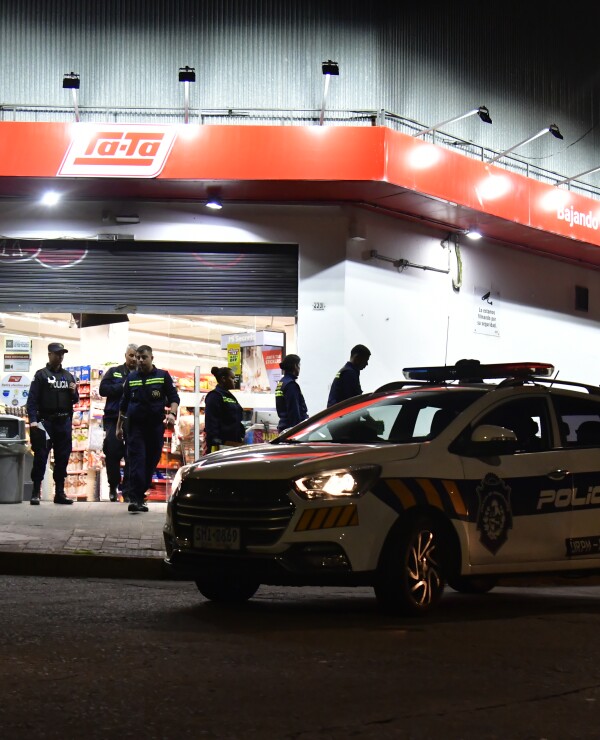 Patrullero de Policía en homicidio en supermercado Ta-Ta