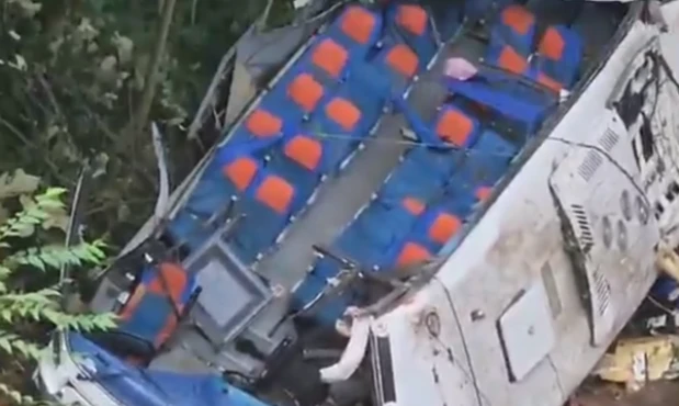 Ómnibus cae en Antoquia