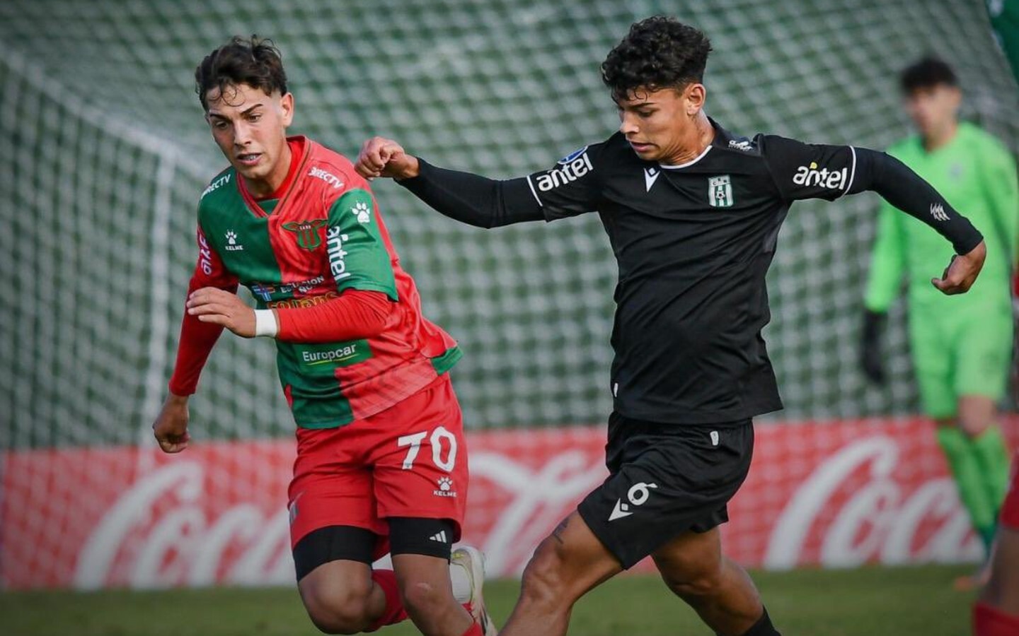 Thiago Espinoza lleva la pelota ante la marca de Agustín Albarracín en el partido entre Boston River y Racing por el Intermedio.