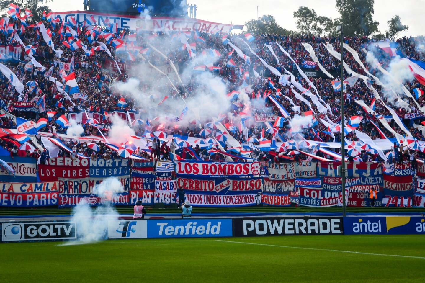 Hinchada de Nacional en el clásico ante Peñarol.