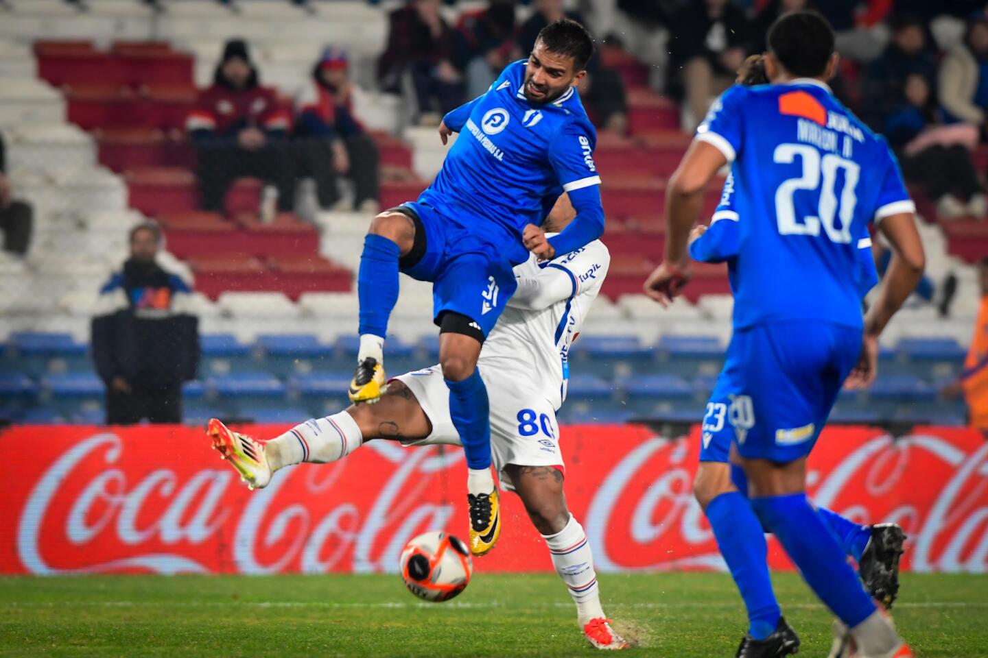 El momento en el que Rodrigo Rodríguez toca la pelota con su pie izquierdo en el partido entre Nacional y Juventud.