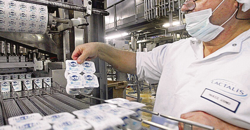 LACTEOS AFP - PLANTA DE PRODUCTOS LACTEOS DE  LACTALIS , FABRICA DE ALIMENTOS, INDUSTRIA ALIMENICIA, INDUSTRIA DE LA ALIMENTACION - FIN - market and exchange - A file picture taken on December 16, 2005 shows an employee working in a Lactel plant, a brand of French dairy giant  Lactalis , in the French western city of Laval. The European Commission on June 14, 2011 gave an unconditional green light to a takeover by French dairy giant  Lactalis  of Italy's Parmalat that would see  Lactalis  become the world's top dairy company. AFP PHOTO / JEAN-FRANCOIS MONIER