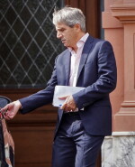 El ministro de Economía, Luis Caputo, saliendo de la Casa Rosada