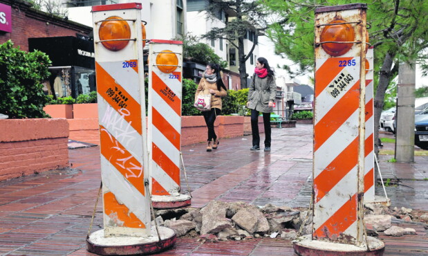 Veredas desencajadas o rotas conspiran contra los paseos distendidos. Foto: Marcelo Bonjour