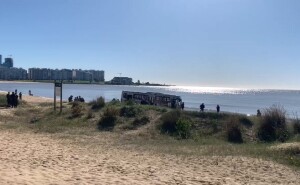 Ómnibus rompió parte de la rambla y llegó a la playa 