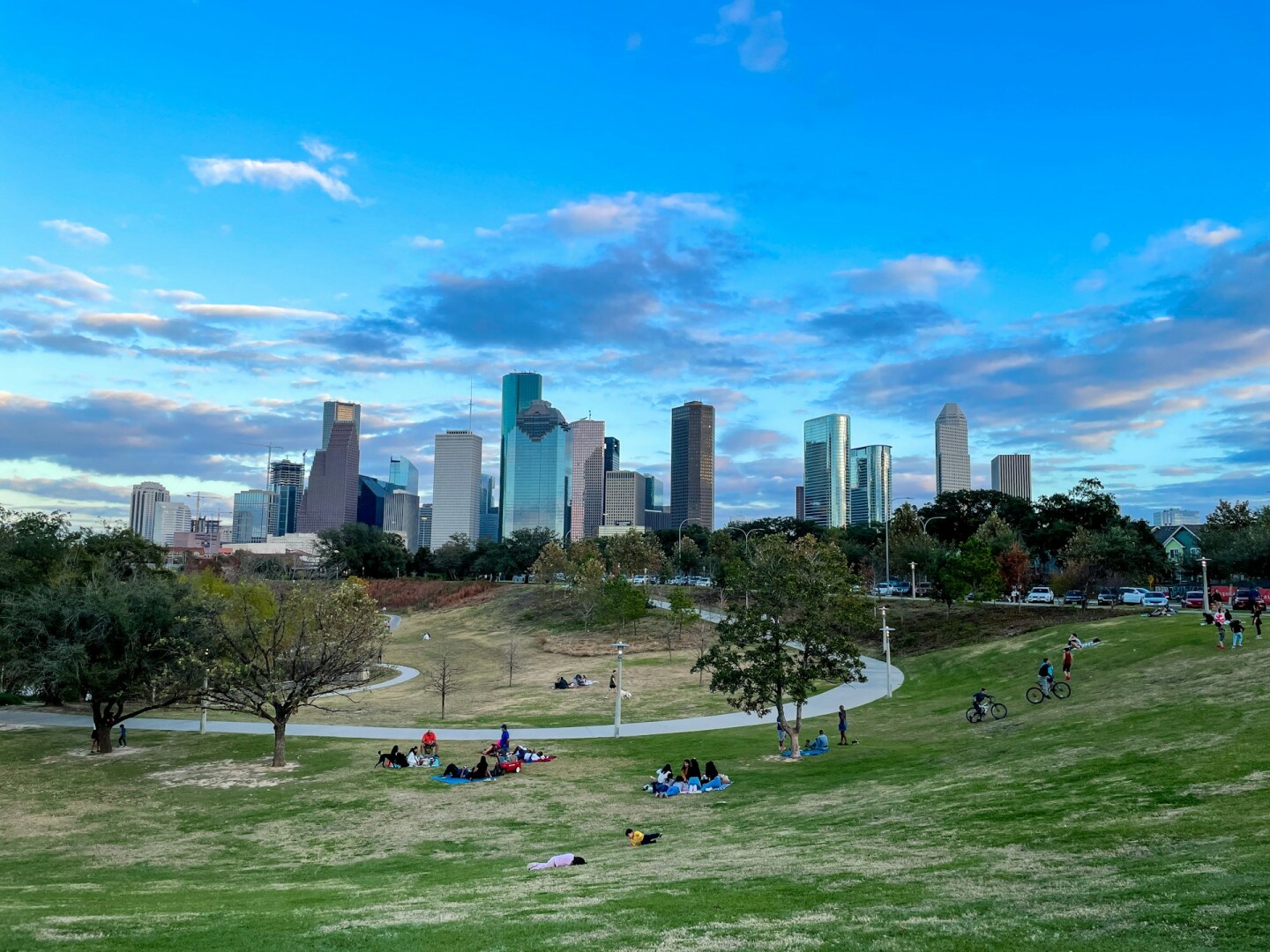 Un parque y edificios en Houston, Texas.