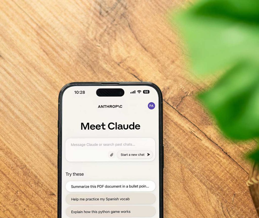 Anthropic. La empresa cuenta con su propio chatbot, Claude, que compite con ChatGPT.