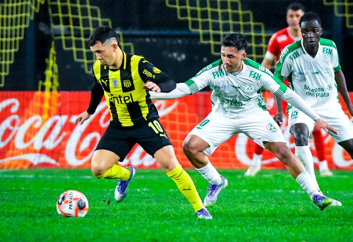 Leo Fernández trasladando la pelota con Peñarol ante Plaza Colonia en el Estadio Campeón del Siglo.