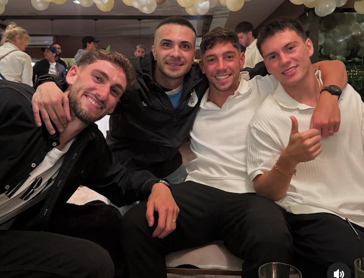 Uruguay llega "enfiestado" a jugar este martes con Chile (fotos yvideos de los festejos por la clasificación al Mundial) 14 Bueno, Valverde y Pellistri junto a Enzo, cantante de la Sub 21, este viernes en la fiesta de la selección.