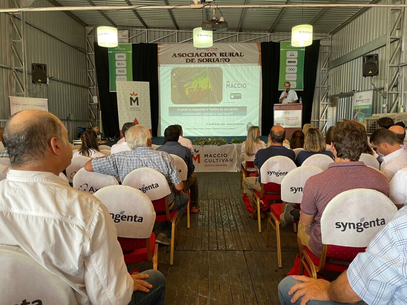 "Tato" Hoffman exponiendo en la Sala de Conferencias