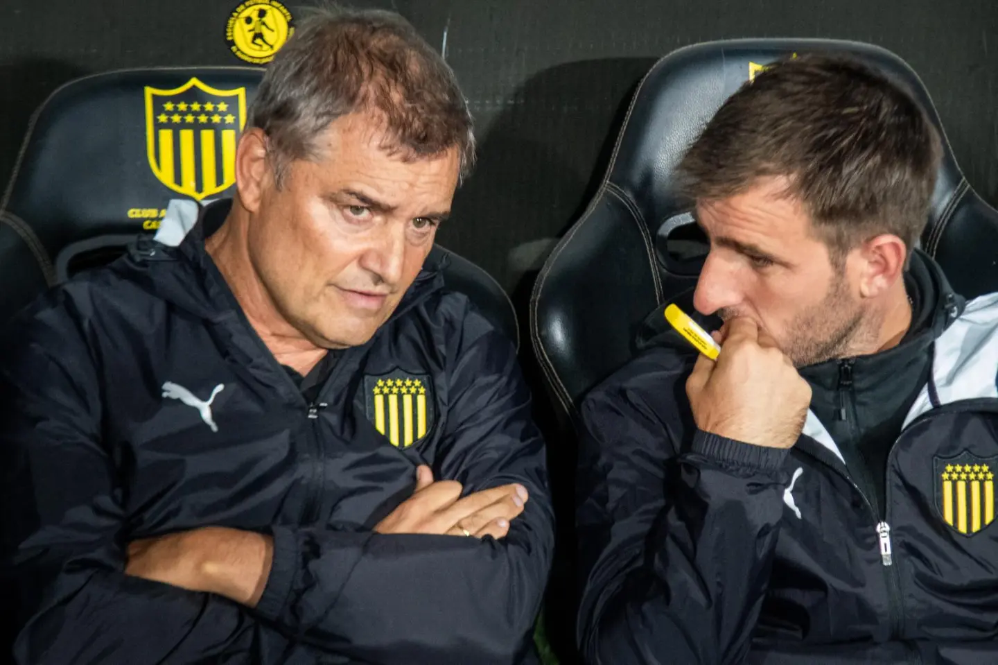 Diego Aguirre junto a uno de sus colaboradores en Peñarol.