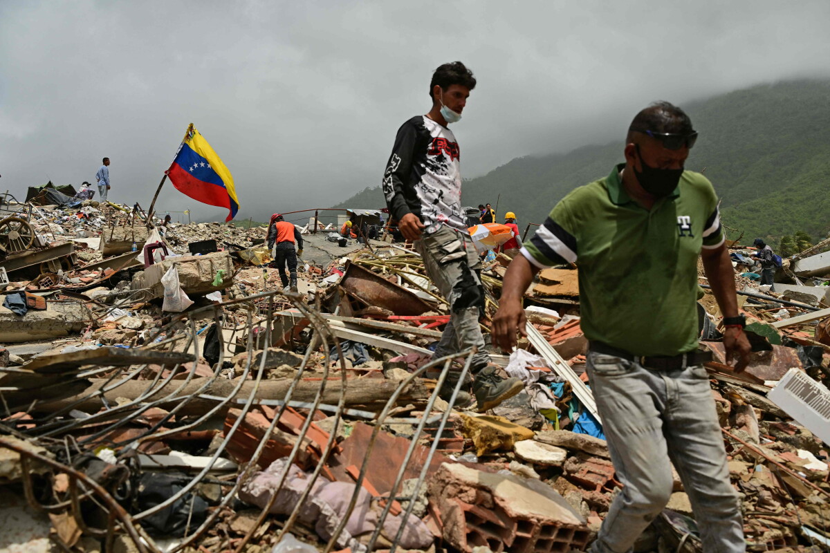 Familiares de personas desaparecidas buscan sus cuerpos en Caraballeda, estado de La Guaira, Venezuela.