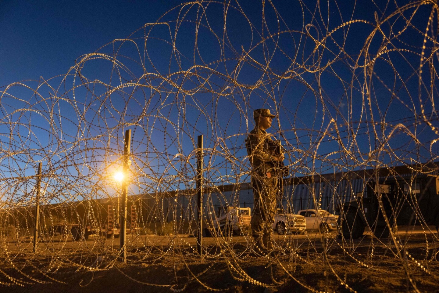 Un guardia del estado de Texas en la frontera con México