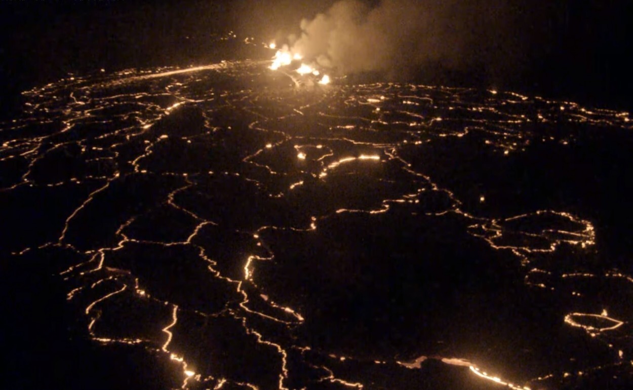 Lava emergiendo de las fisuras en la base del volcán Kilauea en la madrugada del 11 de setiembre de 2023.