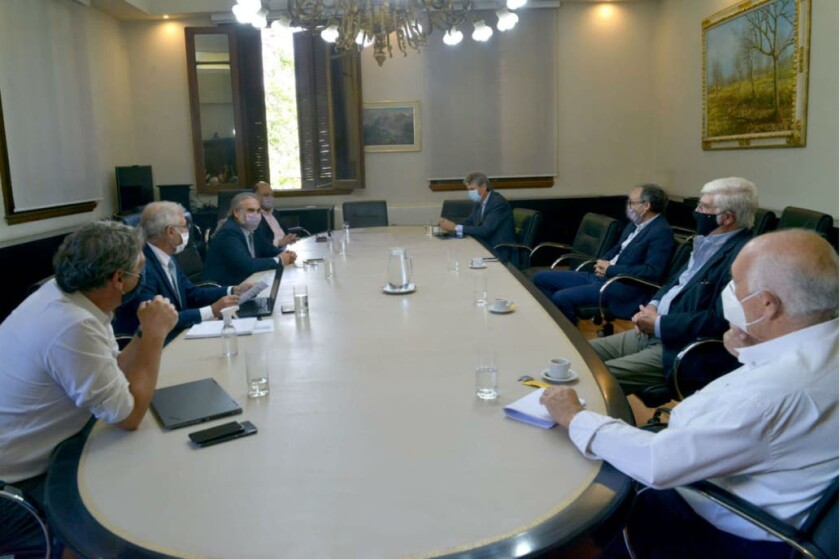el-ministro-de-agricultura-luis-basterra-encabezo-la-reunion-con-representantes-del-sector-privado.jpg