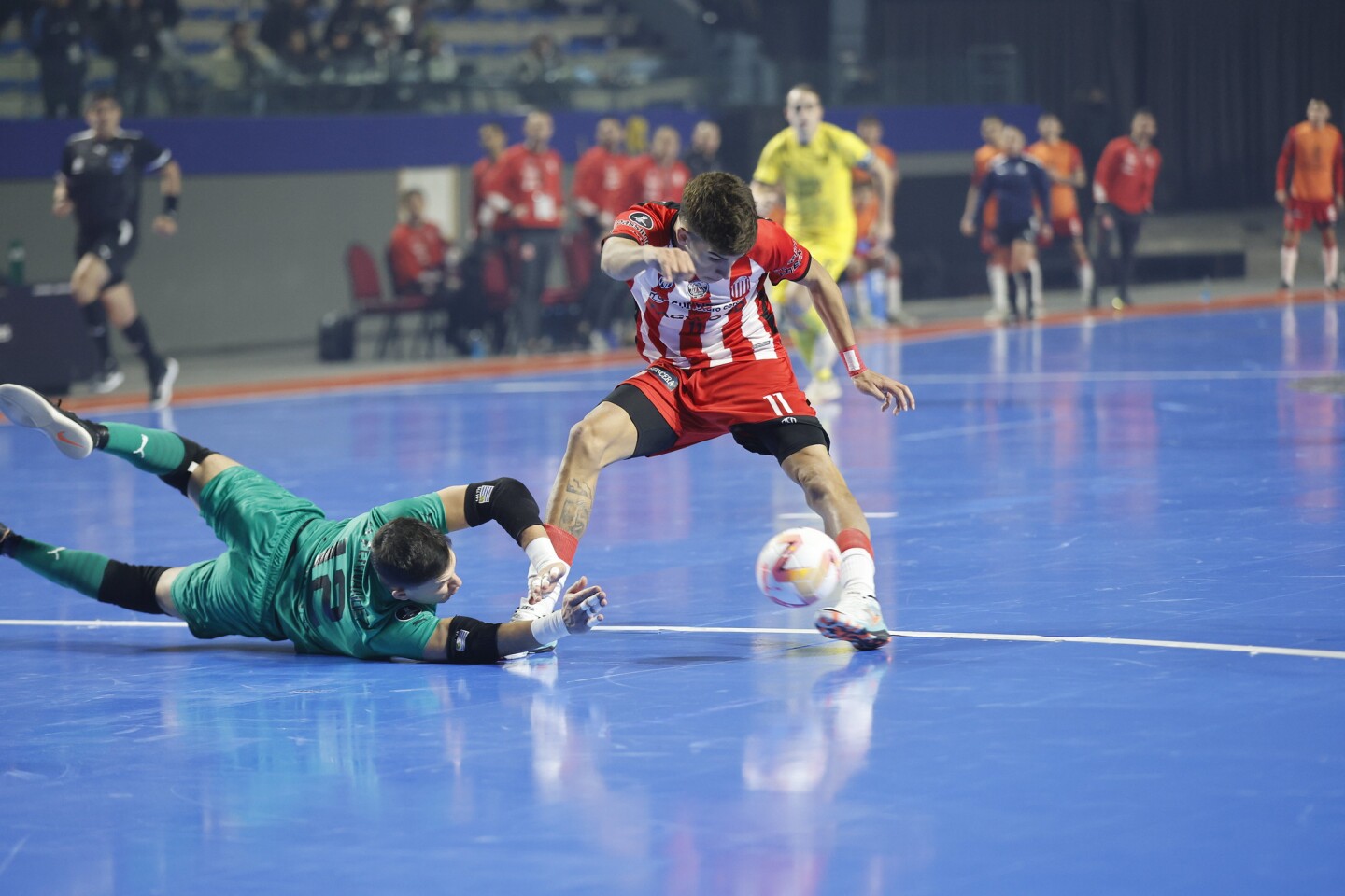 Alejo Gayraud de Barracas Central ante Mathías Fernández de Peñarol en la Libertadores de futsal.